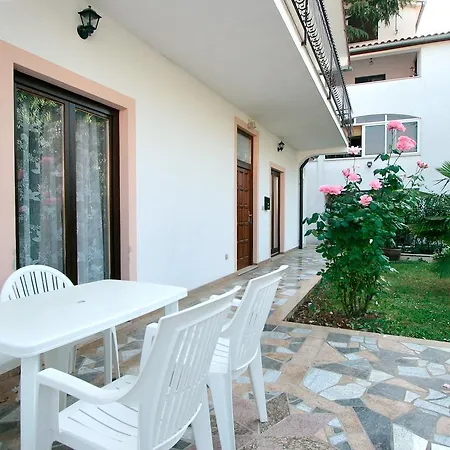 Apartment 3-bedroom In Spadici
